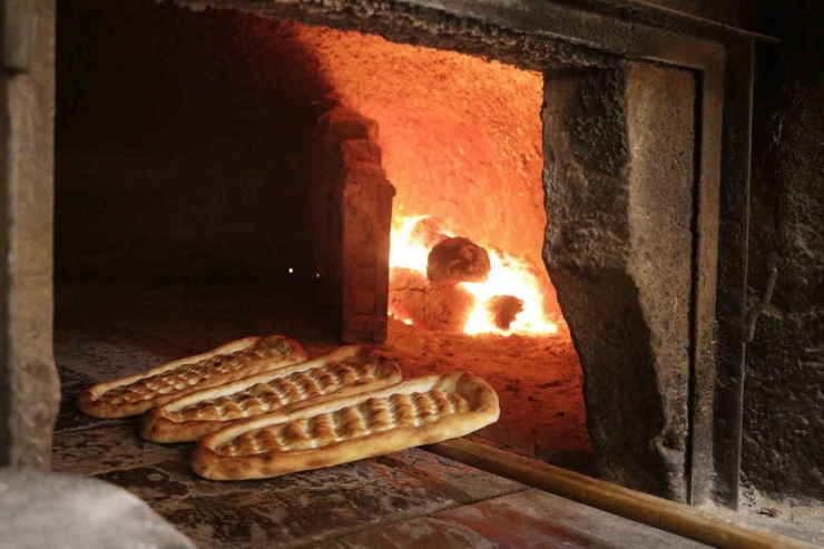 Diyarbakır’da Fırıncıların 300 Derecede Zorlu Mesaisi