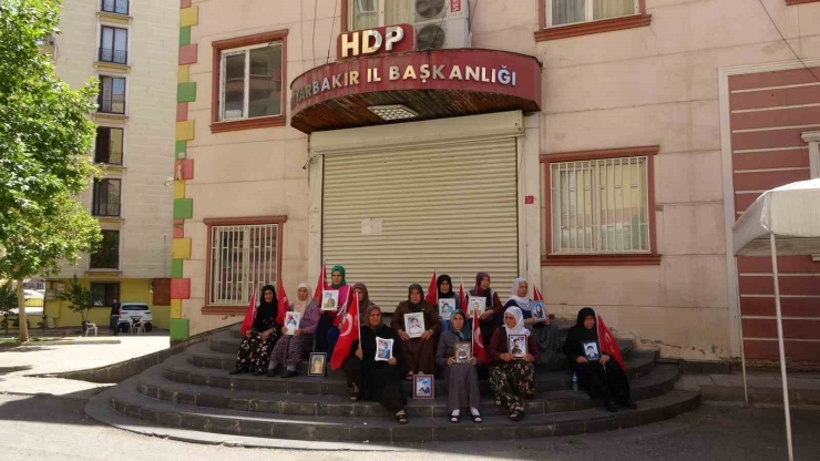 Hdp Önündeki Aileler Bunaltıcı Sıcağa Rağmen Çocuklarının Yolunu Gözlüyor