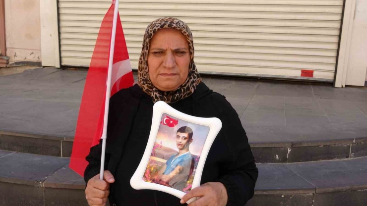 Hdp Önündeki Aileler Bunaltıcı Sıcağa Rağmen Çocuklarının Yolunu Gözlüyor