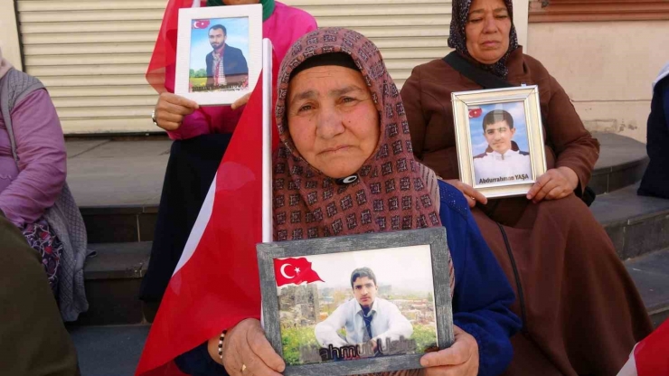 Hdp Önündeki Aileler Bunaltıcı Sıcağa Rağmen Çocuklarının Yolunu Gözlüyor