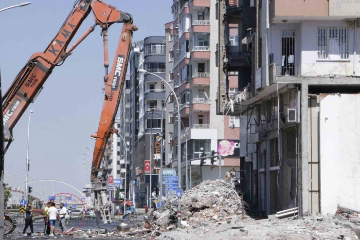 Ağır Hasarlı Binanın Yıkımında Polis Ve Operatörün Bayrak Hassasiyeti