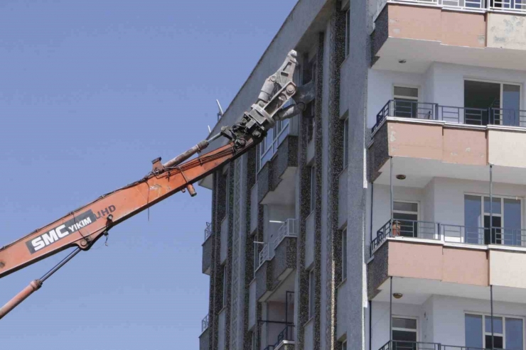 Ağır Hasarlı Binanın Yıkımında Polis Ve Operatörün Bayrak Hassasiyeti