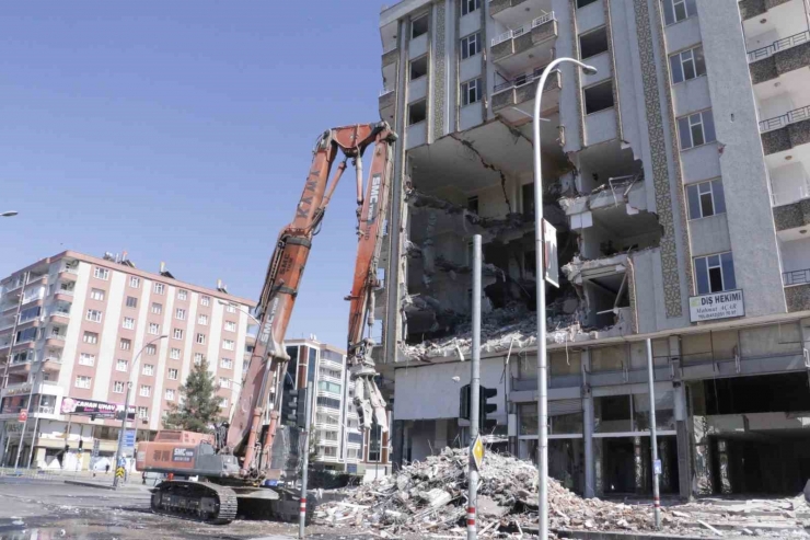 Ağır Hasarlı Binanın Yıkımında Polis Ve Operatörün Bayrak Hassasiyeti