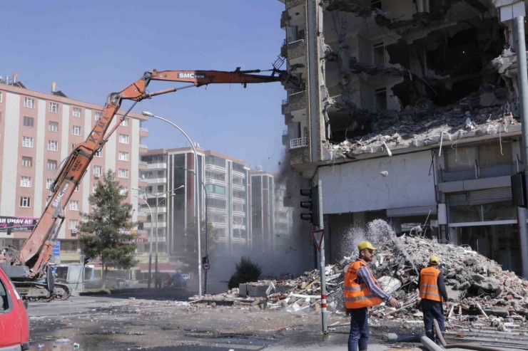 Ağır Hasarlı Binanın Yıkımında Polis Ve Operatörün Bayrak Hassasiyeti