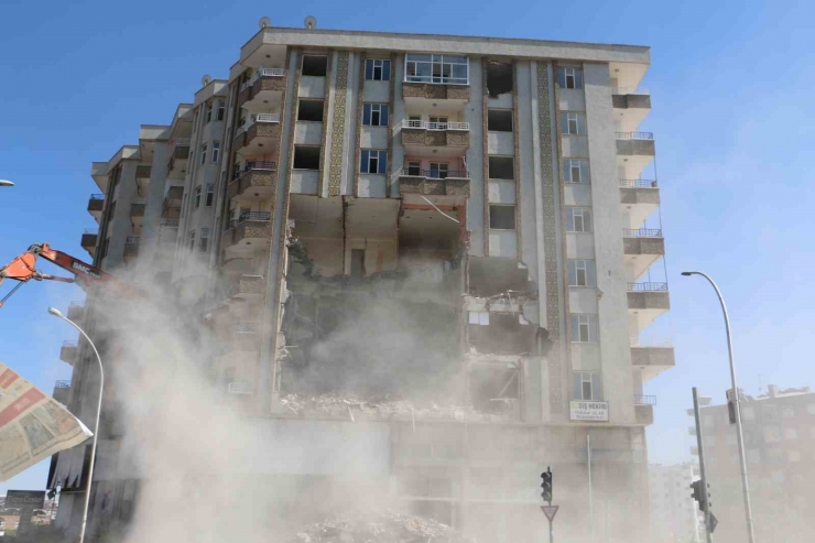 Ağır Hasarlı Binanın Yıkımında Polis Ve Operatörün Bayrak Hassasiyeti