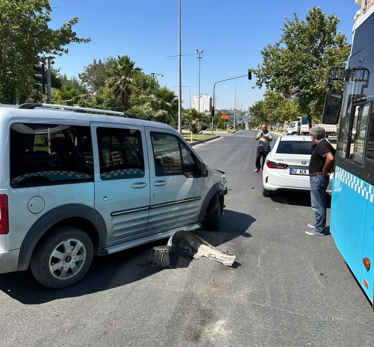 Hafif Ticari Araç İle Otomobil Çarpıştı: 1 Yaralı