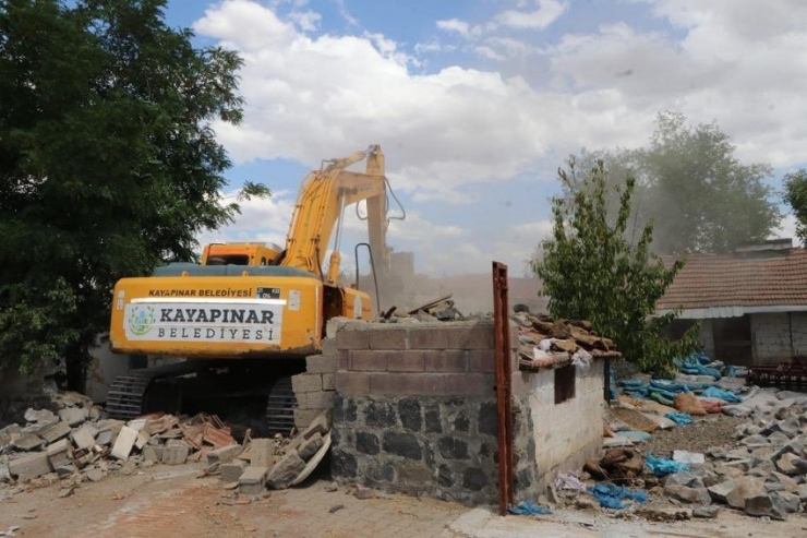 Kayapınar Belediyesi Ağır Hasarlı Evlerin Yıkımına Başladı