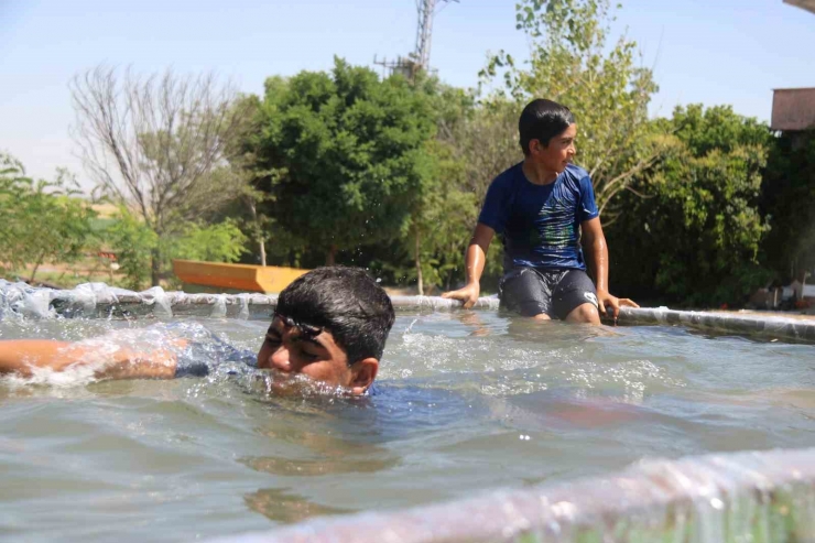 Diyarbakır’da Sıcaklardan Bunalan Çocukları İçin Römorku Havuza Çevirdi