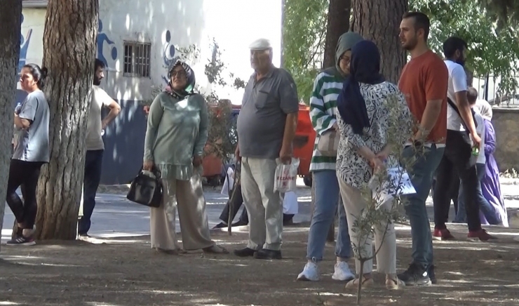 Kpss’ye Geç Kalmak Üzereyken, Motosikletli Esnafın Yardımıyla Sınava Yetişti