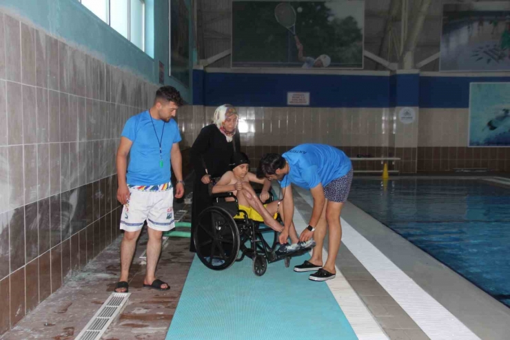 Enkazdan Yaralı Çıkan Hastalara Suda Fizik Tedavi