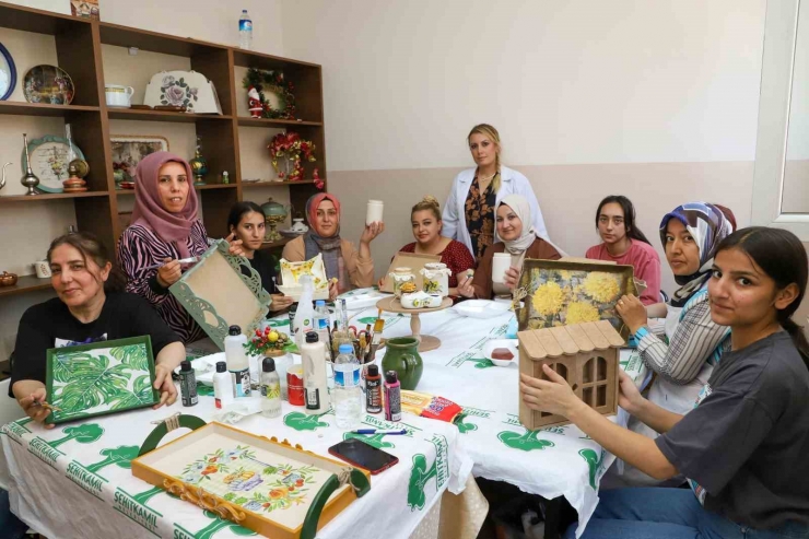 Şehitkamil’de Dekoratif Ahşap Boyama Kursuna Yoğun İlgi