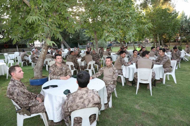 Tayini Çıkan Polislere Veda Yemeği