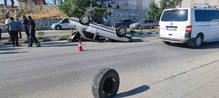 Kontrolden Çıkan Otomobil Takla Attı :1 Yaralı