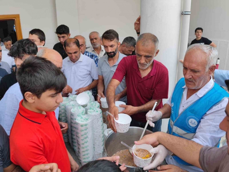 Cami Cemaatine Aşure İkramı