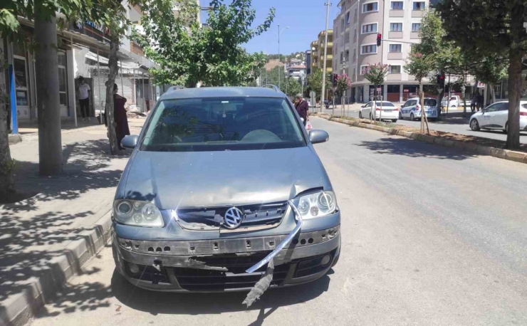 Kaza Sonrası Kontrolden Çıkan Araç Temizlik Görevlisine Çarptı: 1 Yaralı