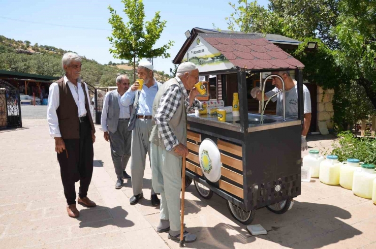 Eğil’de Peygamber Kabirlerini Ziyarete Gelen Vatandaşa Limonata İkramı