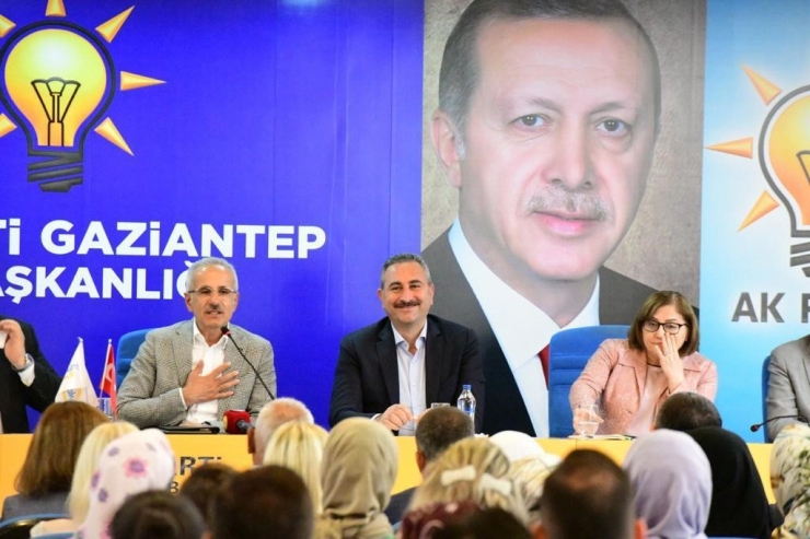 Bakan Uraloğlu, Ak Parti Gaziantep Teşkilatı İle Kucaklaştı