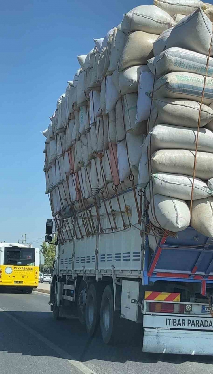 Saman Yüklü Kamyon Trafiği Tehlikeye Attı