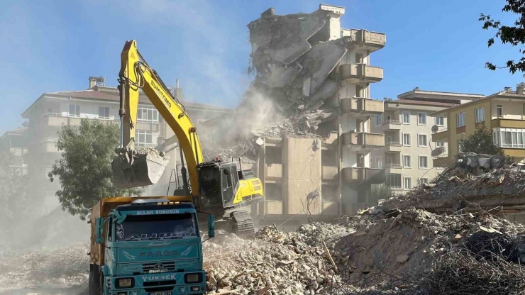 Gaziantep’te Kontrollü Yıkım Çalışmaları Sürüyor