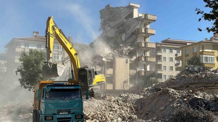 Gaziantep’te Kontrollü Yıkım Çalışmaları Sürüyor