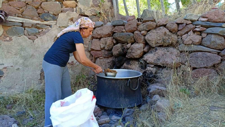 Sakin Şehir Arapgir’de Dut Pekmezi Geleneği Sürdürülüyor