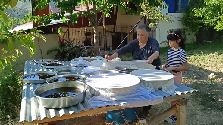 Sakin Şehir Arapgir’de Dut Pekmezi Geleneği Sürdürülüyor