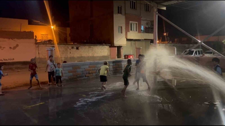 Sulama Aracının Hortumuyla Serinlediler