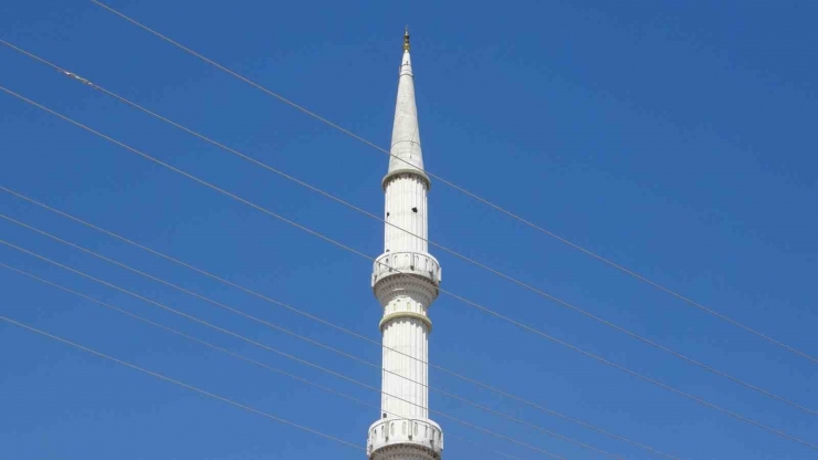 Yıkılan Caminin Minaresindeki Hilali Almak İçin Her Gece Minareye Tırmanıyor