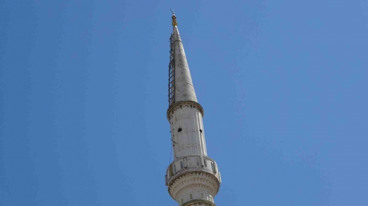 Yıkılan Caminin Minaresindeki Hilali Almak İçin Her Gece Minareye Tırmanıyor