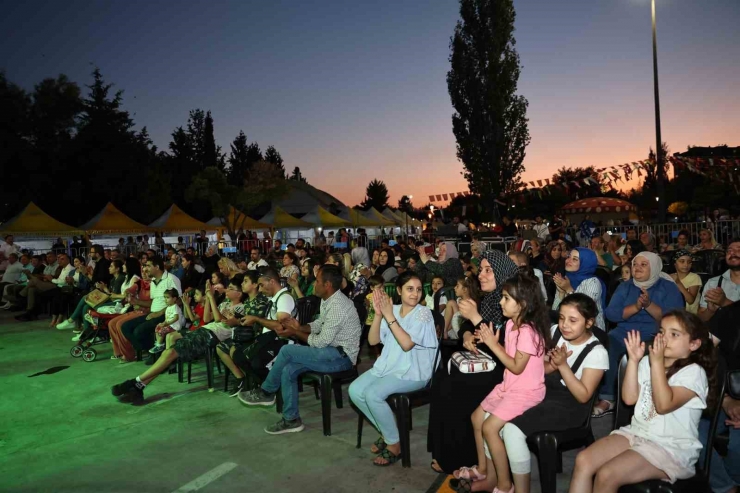 Hemşehri Dernekleri Festivali Renkli Görüntülerle Başladı