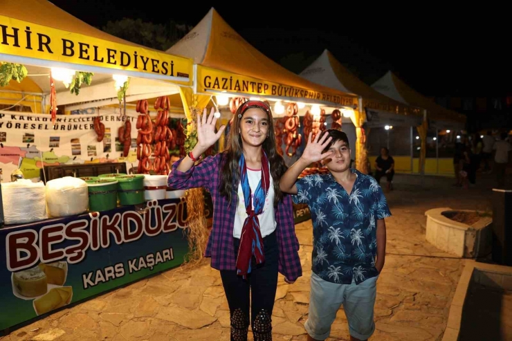 Hemşehri Dernekleri Festivali Renkli Görüntülerle Başladı