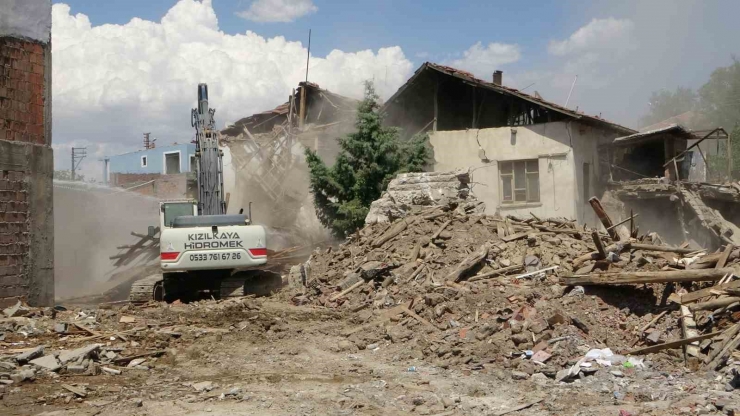 Malatya’da Ağır Hasarlı Binaların Yıkım İşlemleri Sürüyor