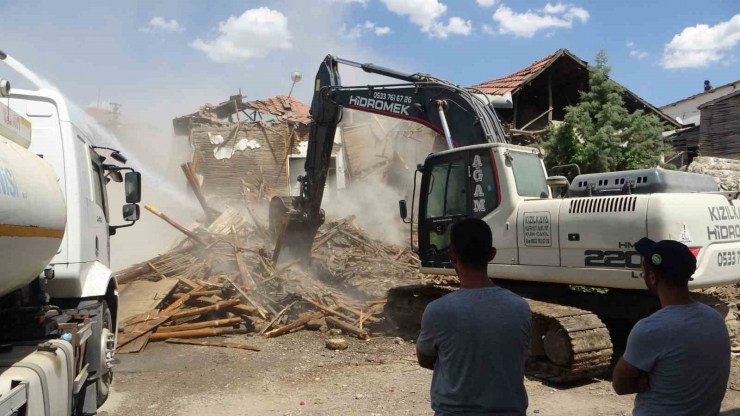 Malatya’da Ağır Hasarlı Binaların Yıkım İşlemleri Sürüyor