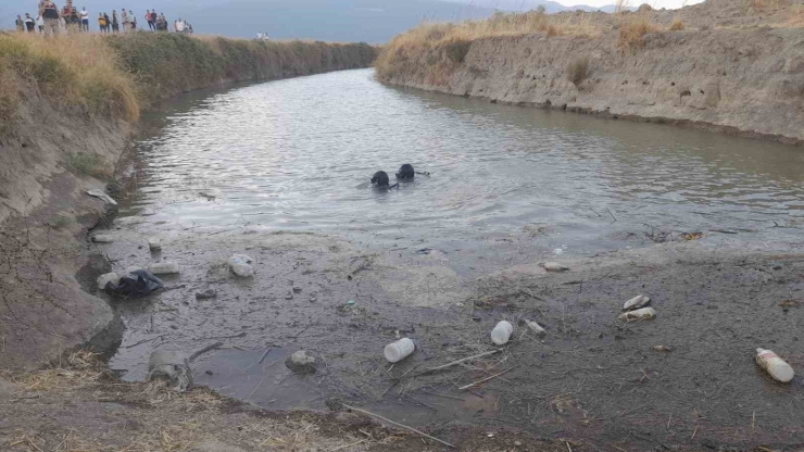 Serinlemek İçin Kanala Giren Genç Boğuldu