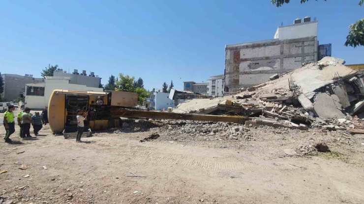 İş Makinesi Yıkım Esnasında Devrildi