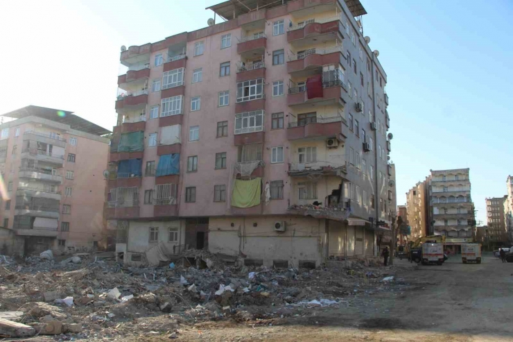 Diyarbakır’da Depremde 60 Kişinin Hayatını Kaybettiği Bina ’ruhsatsız’ Ve ’projesiz’ İnşa Edilmiş