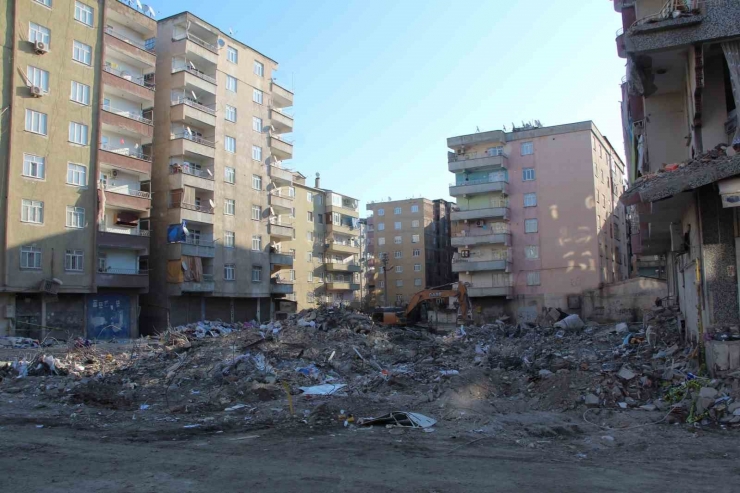 Diyarbakır’da Depremde 60 Kişinin Hayatını Kaybettiği Bina ’ruhsatsız’ Ve ’projesiz’ İnşa Edilmiş