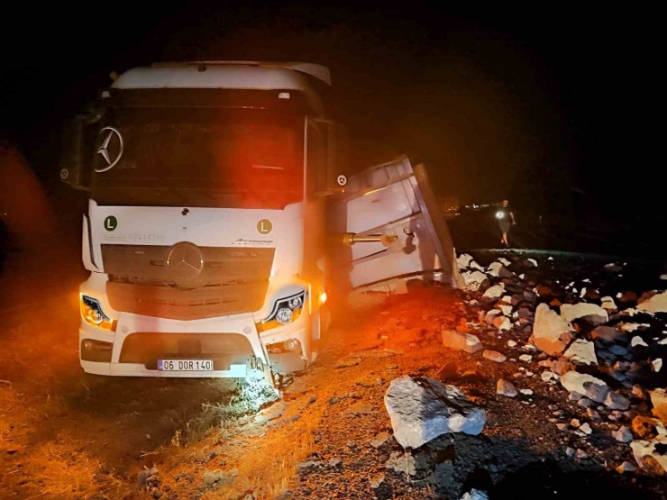 Diyarbakır’da Taş Yüklü Tır Refüje Devrildi