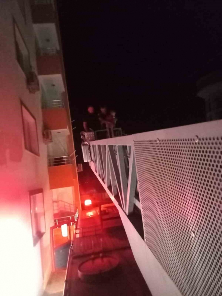 Evde Mahsur Kalan 2 Yaşındaki Çocuğu İtfaiye Kurtardı