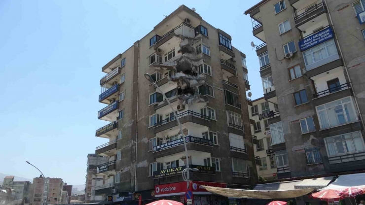 Malatya’da Bir Bölümü Yıkılan Bina Tehlike Saçıyor
