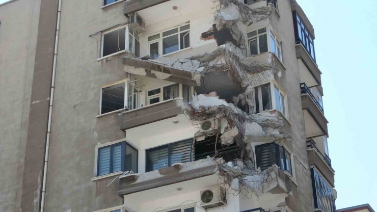 Malatya’da Bir Bölümü Yıkılan Bina Tehlike Saçıyor