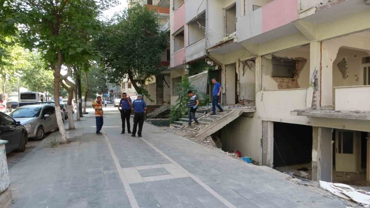 Ağır Hasarlı Binadaki Asansörü Sökmeye Çalışan İşçi 4’üncü Kattan Düştü