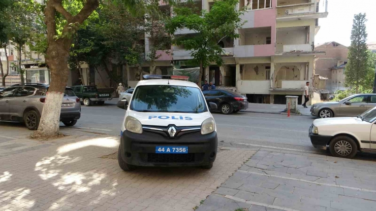 Ağır Hasarlı Binadaki Asansörü Sökmeye Çalışan İşçi 4’üncü Kattan Düştü