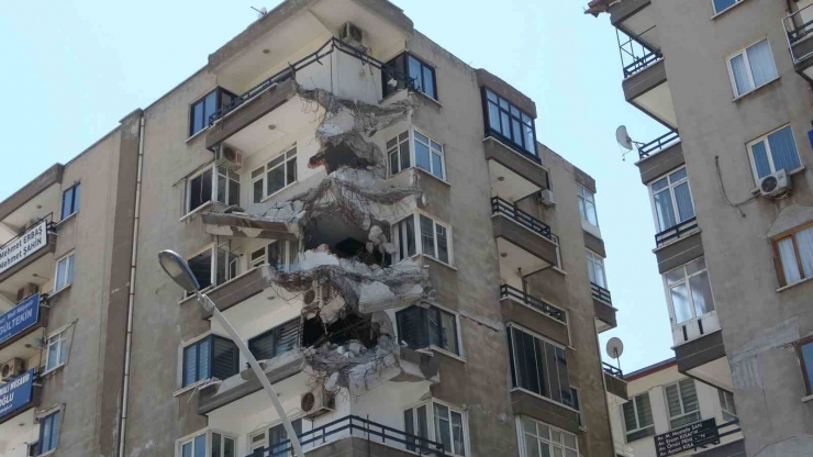 Malatya’da Bir Bölümü Yıkılan Bina Tehlike Saçıyor