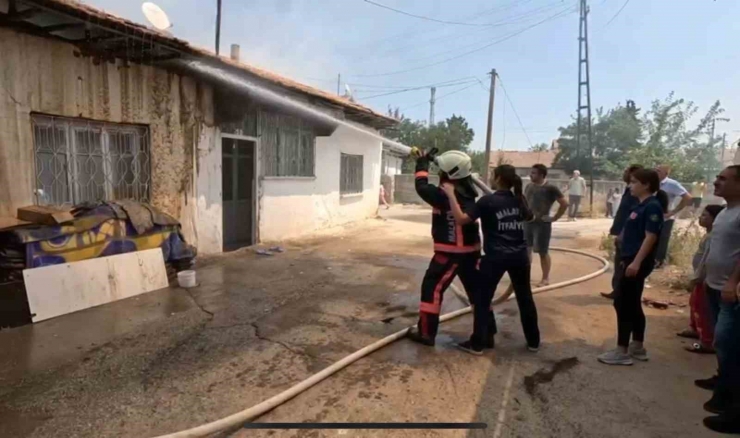 Tek Katlı Evde Çıkan Yangın Korkuttu