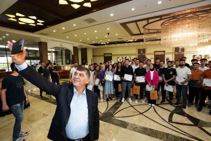 Gençlerin Hayali, Bir Sonraki Kareyi Üniformalı Çektirmek
