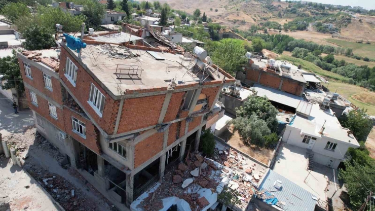 Depremde Ara Katı Yıkılan Ve Ekseni Kayan Bina Korkutuyor