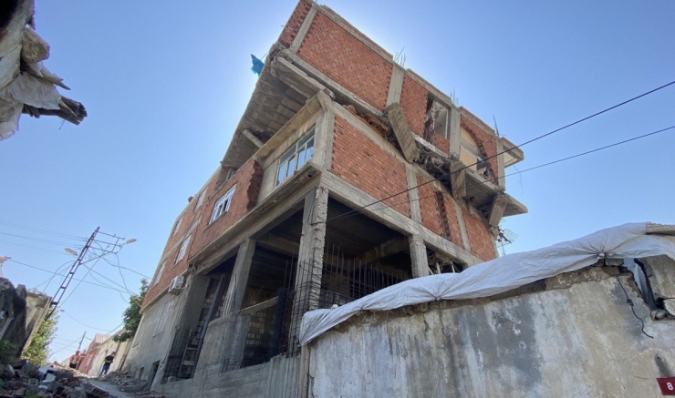 Depremde Ara Katı Yıkılan Ve Ekseni Kayan Bina Korkutuyor