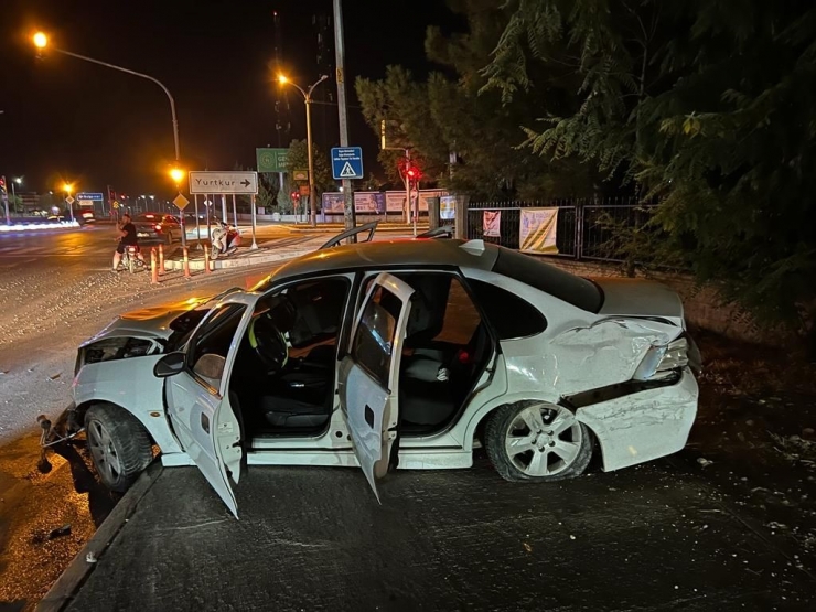 Motosiklete Çarptıktan Sonra Kaldırıma Çıktı: 2 Yaralı