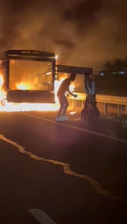 Alev Topuna Dönen Kamyonetin Arkasında İnekler İstifini Bozmadan Oturdu